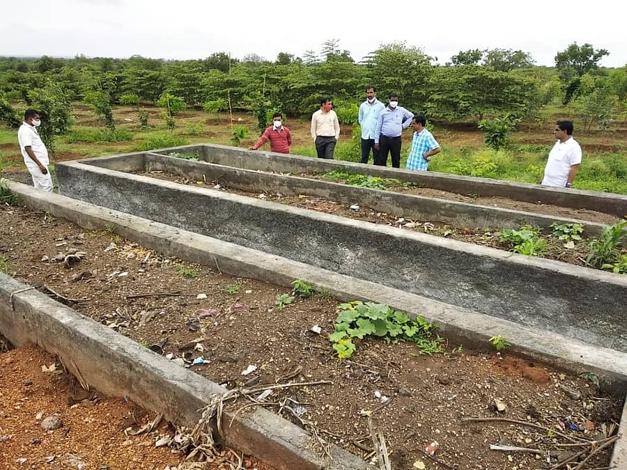 ತೆನ್ನಿಹಳ್ಳಿ ಗ್ರಾಮ ಪಂಚಾಯ್ತಿಯ ಬೃಹತ್ ತೊಟ್ಟಿಗಳಲ್ಲಿ ಎರೆಹುಳು ಗೊಬ್ಬರ ತಯಾರಿಸುತ್ತಿರುವುದು