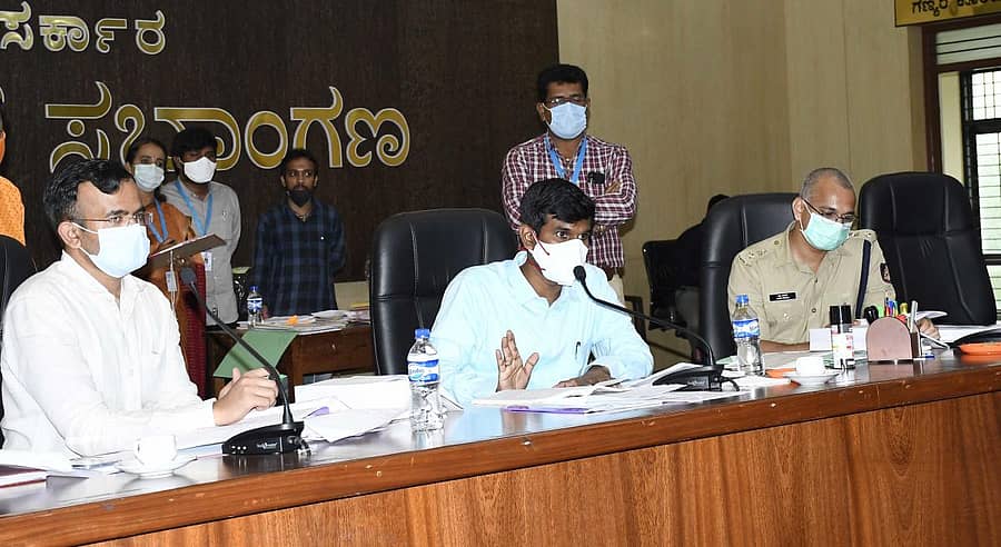 ಶಿವಮೊಗ್ಗ ಜಿಲ್ಲಾಧಿಕಾರಿ ಕಚೇರಿ ಸಭಾಂಗಣದಲ್ಲಿ ಗುರುವಾರ ಹಮ್ಮಿಕೊಂಡಿದ್ದ ರಸ್ತೆ ಸಾರಿಗೆ ಪ್ರಾಧಿಕಾರದ ಸಭೆಯಲ್ಲಿ ಜಿಲ್ಲಾಧಿಕಾರಿ ಕೆ.ಬಿ.ಶಿವಕುಮಾರ್ ಮಾತನಾಡಿದರು.