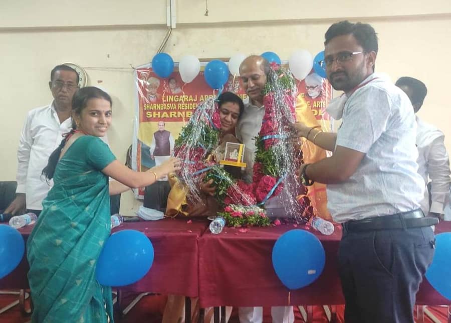 ಬೀದರ್ ತಾಲ್ಲೂಕಿನ ಗೋರನಳ್ಳಿ ಸಮೀಪದ ಲಿಂಗರಾಜ ಅಪ್ಪ ಎಂಜಿನಿಯರಿಂಗ್ ಕಾಲೇಜಿನಲ್ಲಿ ನಡೆದ ಶರಣಬಸವ ವಿಶ್ವವಿದ್ಯಾಲಯದ ಸಂಸ್ಥಾಪನಾ ದಿನಾಚರಣೆ ಕಾರ್ಯಕ್ರಮದಲ್ಲಿ ಜನ್ಮದಿನದ ಪ್ರಯುಕ್ತ ಶರಣಬಸವೇಶ್ವರ ವಿದ್ಯಾವರ್ಧಕ ಸಂಘದ ಕಾರ್ಯದರ್ಶಿ ಬಸವರಾಜ ದೇಶಮುಖ ದಂಪತಿಯನ್ನು ಶಾಲು ಹೊದಿಸಿ ಸನ್ಮಾನಿಸಲಾಯಿತು