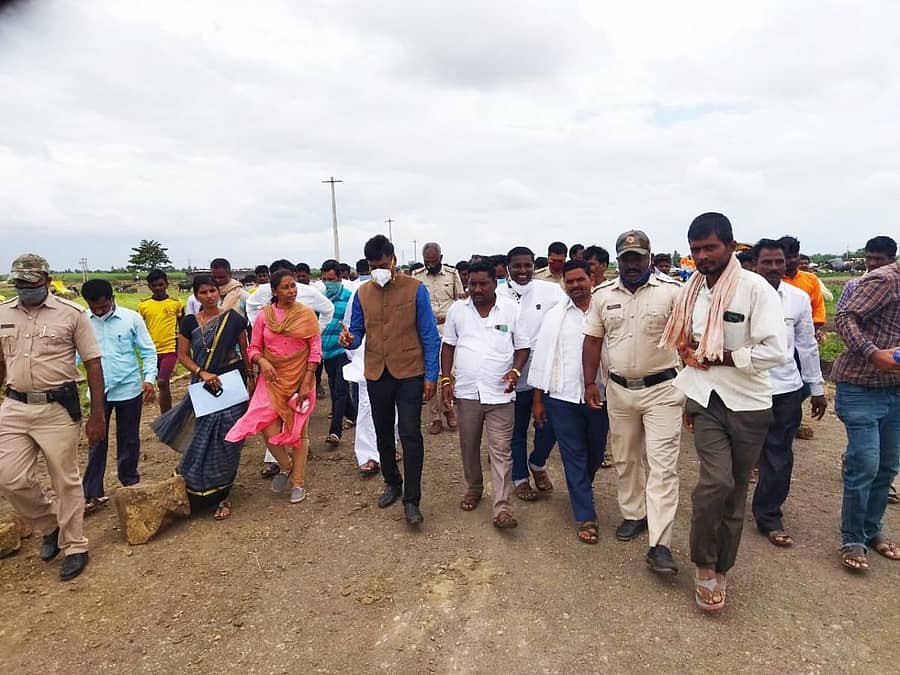 ಅಥಣಿ ತಾಲ್ಲೂಕಿನ ಸತ್ತಿ ಗ್ರಾಮದಲ್ಲಿ ಪ್ರವಾಹಪೀಡಿತ ಪ್ರದೇಶಗಳಿಗೆ ಜಿಲ್ಲಾಧಿಕಾರಿ ಎಂ.ಜಿ. ಹಿರೇಮಠ ಗುರುವಾರ ಭೇಟಿ ನೀಡಿದರು