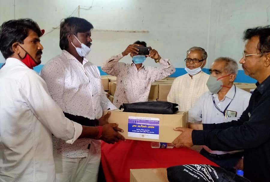 ಬೀದರ್ನಲ್ಲಿ ಕಟ್ಟಡ ಕಾರ್ಮಿಕರ ಕಲ್ಯಾಣ ಮಂಡಳಿ ವತಿಯಿಂದ ಕಟ್ಟಡ ಕಾರ್ಮಿಕರಿಗೆ ಆಹಾರಧಾನ್ಯ ಕಿಟ್ ವಿತರಣೆ ಮಾಡಲಾಯಿತು