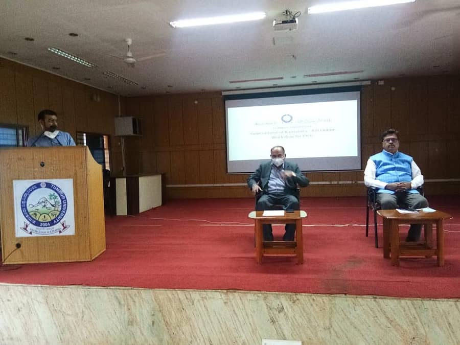 ತುಮಕೂರು ವಿ.ವಿ.ಯಲ್ಲಿ ನಡೆದ ಮಾಹಿತಿ ಹಕ್ಕು ಕಾರ್ಯಾಗಾರದಲ್ಲಿ ಕುಲಪತಿ ಪ್ರೊ.ವೈ.ಎಸ್.ಸಿದ್ದೇಗೌಡ, ಕುಲಸಚಿವ ಪ್ರೊ.ಕೆ.ಶಿವಚಿತ್ತಪ್ಪ ಇದ್ದರು