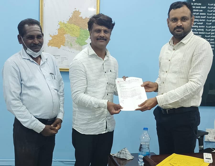 ಬೀದರ್ನಲ್ಲಿ ಗುರುವಾರ ಕನ್ನಡ ಭವನದ ಬಾಕಿ ಅನುದಾನ ಬಿಡುಗಡೆಗೆ ಒತ್ತಾಯಿಸಿ ಕರ್ನಾಟಕ ಗಡಿ ಪ್ರದೇಶಾಭಿವೃದ್ಧಿ ಪ್ರಾಧಿಕಾರದ ಅಧ್ಯಕ್ಷರಿಗೆ ಬರೆದ ಮನವಿಪತ್ರವನ್ನು ಕಸಾಪ ಜಿಲ್ಲಾ ಘಟಕದ ಅಧ್ಯಕ್ಷ ಸುರೇಶ ಚನಶೆಟ್ಟಿ ಅವರು ಹೆಚ್ಚುವರಿ ಜಿಲ್ಲಾಧಿಕಾರಿ ರುದ್ರೇಶ ಘಾಳಿ ಅವರಿಗೆ ಸಲ್ಲಿಸಿದರು. ಗೌರವ ಕಾರ್ಯದರ್ಶಿ ಬಸವರಾಜ ಬಲ್ಲೂರ ಇದ್ದಾರೆ