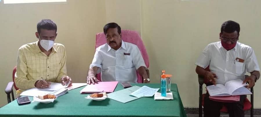 ಶಾಸಕ ಕೆ.ಶ್ರೀನಿವಾಸಗೌಡ ಕೋಲಾರದಲ್ಲಿ ಗುರುವಾರ ಗ್ರಾಮ ಪಂಚಾಯಿತಿ ಅಧಿಕಾರಿಗಳೊಂದಿಗೆ ಸಭೆ ನಡೆಸಿದರು