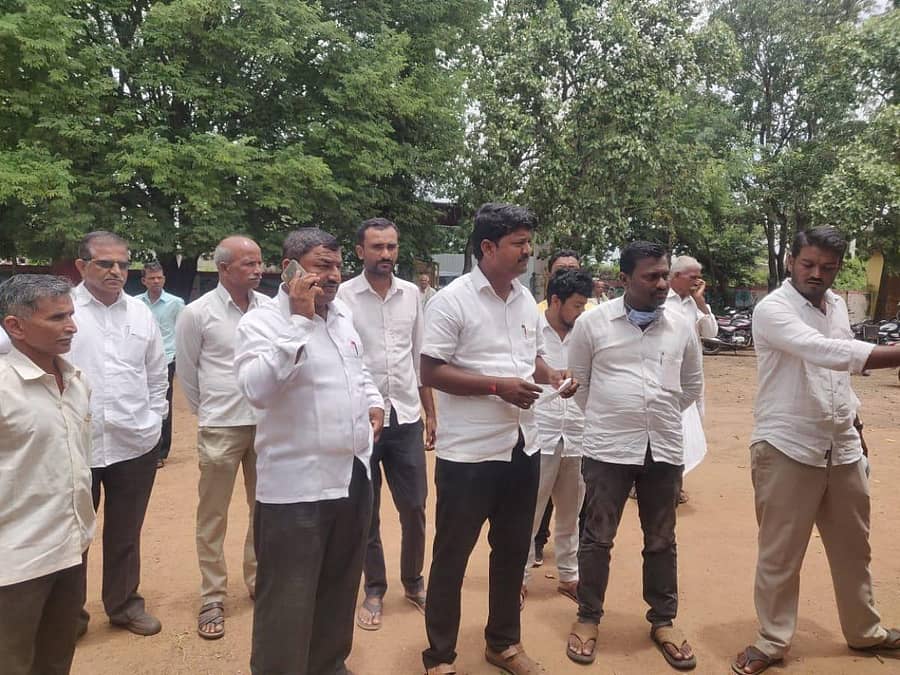 ಬಿಜೆಪಿ ಚಿಕ್ಕೋಡಿ ಜಿಲ್ಲಾ ಘಟಕದ ಪ್ರಧಾನ ಕಾರ್ಯದರ್ಶಿ ರಮೇಶ ಖೇತಗೌಡರ ಮತ್ತು ಮುಖಂಡರು ನೆರೆಪೀಡಿತ ಪ್ರದೇಶಗಳಿಗೆ ಭೇಟಿ ನೀಡಿದರು