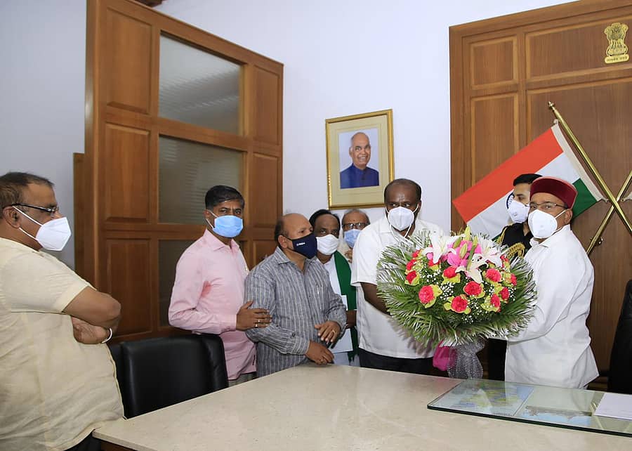 ರಾಜ್ಯಪಾಲರನ್ನು ಭೇಟಿ ಮಾಡಿದ ಎಚ್‌.ಡಿ ಕುಮಾರಸ್ವಾಮಿ (ಟ್ವಿಟರ್‌ ಚಿತ್ರ @hd_kumaraswamy)