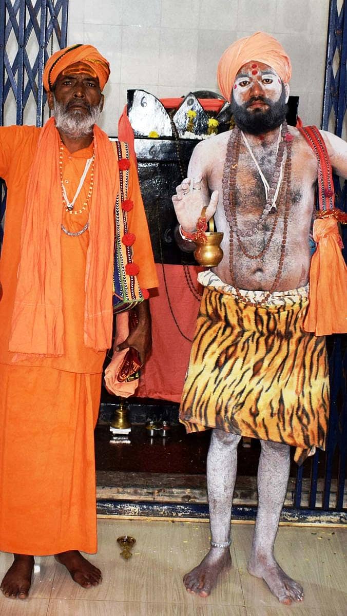 ಭರಮಸಾಗರದ ದೊಡ್ಡಪೇಟೆಯ ಶ್ರೀ ಗುರು ರಾಘವೇಂದ್ರ ಕೃಪಾಶ್ರಮಕ್ಕೆ ಗುರುವಾರ ಹರಿದ್ವಾರದಿಂದ ಬಂದಿದ್ದ ನಾಗಾಸಾಧುಗಳು ರಾಯರ ಬೃಂದಾವನದ ದರ್ಶನ ಪಡೆದರು