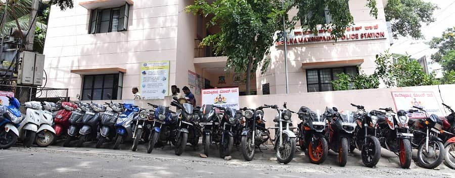 ಆರೋಪಿಗಳಿಂದ ಜಪ್ತಿ ಮಾಡಿರುವ ದ್ವಿಚಕ್ರ ವಾಹನಗಳು