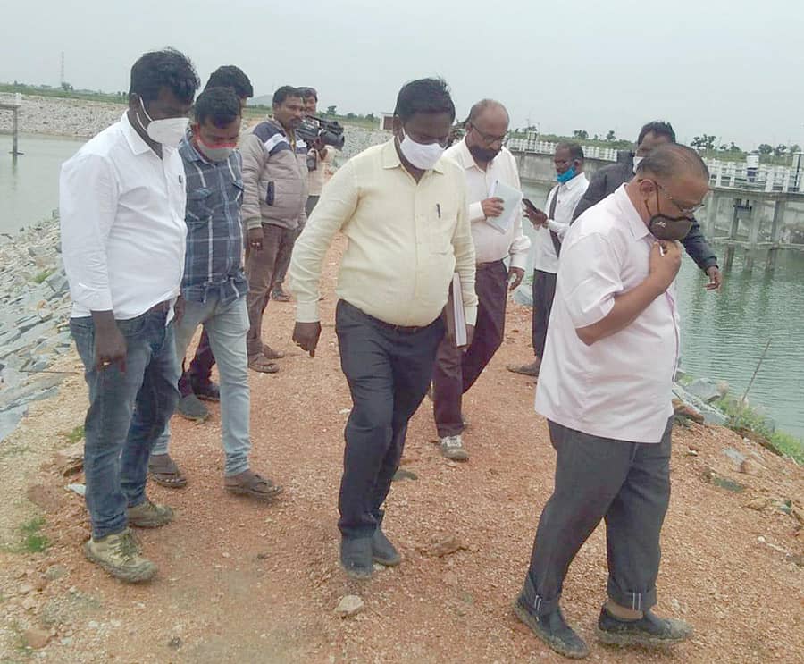 ಸಿಂಧನೂರಿನ ಯುಜಿಡಿ ಯೋಜನೆಯ ಸಂಸ್ಕರಣಾ ಘಟಕದ ಕಾಮಗಾರಿಯನ್ನು ಈಚೆಗೆ ಲೋಕಾಯುಕ್ತ ಇಲಾಖೆಯ ಕಾರ್ಯಪಾಲಕ ಎಂಜಿನಿಯರ್ ನಿರಂಜನ್ ವೀಕ್ಷಿಸಿದರು