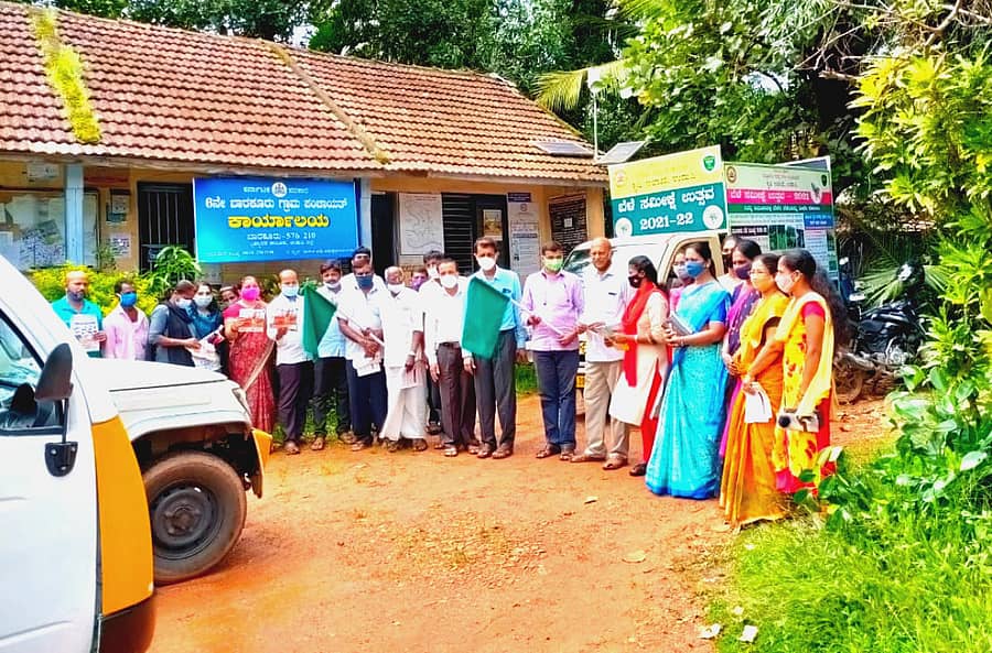 ಬಾರ್ಕೂರಿನಲ್ಲಿ ಗುರುವಾರ ಕೋಟ ಹೋಬಳಿ ಮಟ್ಟದ ಕೃಷಿ ಅಭಿಯಾನ ಕಾರ್ಯಕ್ರಮಕ್ಕೆ ಬಾರ್ಕೂರು ಗ್ರಾಮ ಪಂಚಾಯಿತಿ ಅಧ್ಯಕ್ಷ ಬಿ. ಶಾಂತರಾಮ ಶೆಟ್ಟಿ ಚಾಲನೆ ನೀಡಿದರು