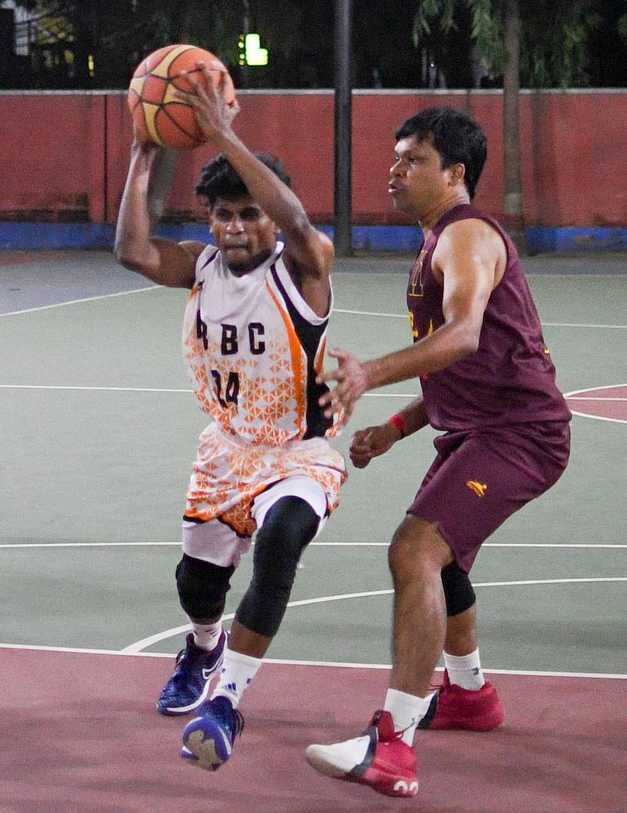 ಮಂಗಳೂರು ಬಿಸಿ ತಂಡದ ಅಶೋಕ ಬಂಡಾ (ಬಲ) ಹಾಗೂ ಇಂದಿರಾನಗರ ಬ್ಯಾಸ್ಕೆಟ್ಬಾಲ್ ತಂಡದ ಸಚಿನ್ ನಡುವೆ ಚೆಂಡಿಗಾಗಿ ಪೈಪೋಟಿ– ಪ್ರಜಾವಾಣಿ ಚಿತ್ರ