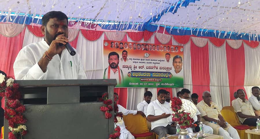ಮಸ್ಕಿ ತಾಲ್ಲೂಕಿನ ಸಂತೆಕೆಲ್ಲೂರು ಗ್ರಾಮದಲ್ಲಿ ಶುಕ್ರವಾರ ನಡೆದ ಕಾಂಗ್ರೆಸ್ ಕಾರ್ಯಕರ್ತರ ಅಭಿನಂದನಾ ಸಭೆಯಲ್ಲಿ ಶಾಸಕ ಆರ್. ಬಸನಗೌಡ ಮಾತನಾಡಿದರು