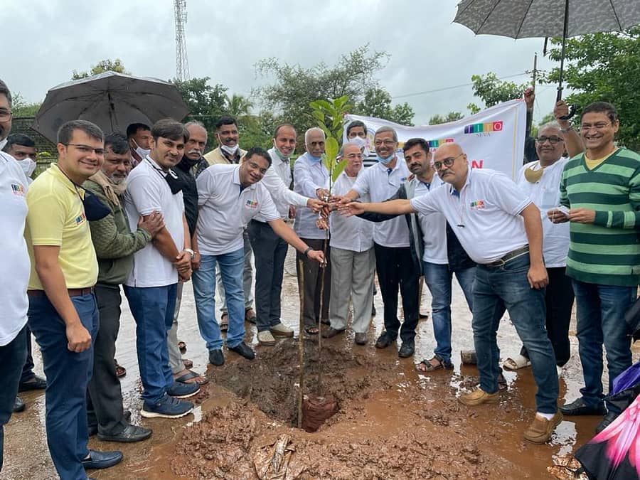 ಬೆಳಗಾವಿ ತಾಲ್ಲೂಕಿನ ಹಲಗಾ ಗ್ರಾಮದ ಮಹಾವೀರ ಗೋಶಾಲೆ ಆವರಣದಲ್ಲಿ ಜಿತೋ ಸಂಸ್ಥೆಯಿಂದ ಸಸಿ ನೆಡುವ ಕಾರ್ಯಕ್ರಮಕ್ಕೆ ಆರ್‌ಎಫ್‌ಒ ಪ್ರಶಾಂತ ಜೈನ, ಸುನೀಲ ಕಟಾರಿಯಾ, ವಿಕ್ರಮ ಜೈನ ಚಾಲನೆ ನೀಡಿದರು