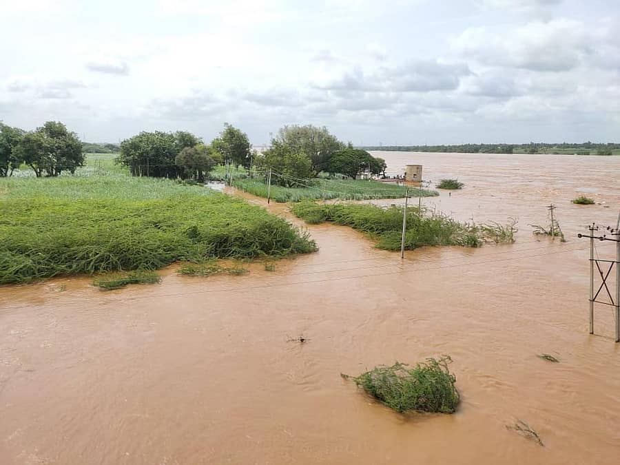 ಯಲಗೂರ ಬಳಿ ಇರುವ ನಿಡಗುಂದಿಗೆ ಪೂರೈಕೆಯಾಗುವ ಜಾಕ್‌ ವೆಲ್ ಸುತ್ತಮುತ್ತಲೂ ಸಂಪೂರ್ಣ ಜಲಾವೃತಗೊಂಡಿರುವುದು
