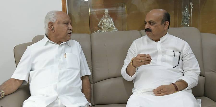ಮಾಜಿ ಸಿಎಂ ಬಿಎಸ್ ಯಡಿಯೂರಪ್ಪ ಮತ್ತು ಸಿಎಂ ಬೊಮ್ಮಾಯಿ ಚರ್ಚಿಸುತ್ತಿರುವ ಸಾಂದರ್ಭಿಕ ಚಿತ್ರ