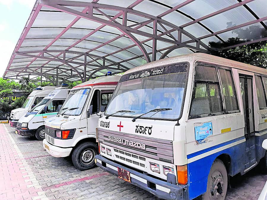 ಕಲಬುರ್ಗಿಯ ಜಿಮ್ಸ್ ಆಸ್ಪತ್ರೆಯ ಮುಂಭಾಗ ಆಂಬುಲೆನ್ಸ್ಗಳು ನಿಂತಿರುವುದು