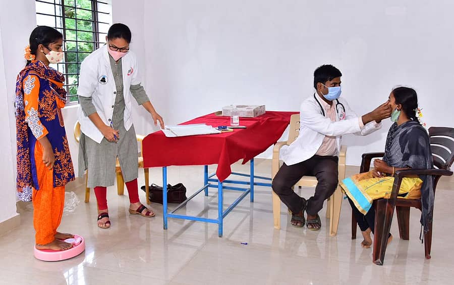 ಹಾವೇರಿ ನಗರದಲ್ಲಿ ‘ವಾತ್ಸಲ್ಯ’ ಆರೋಗ್ಯ ತಪಾಸಣೆ ಶಿಬಿರದಲ್ಲಿ ಮಕ್ಕಳನ್ನು ತಪಾಸಣೆ ಮಾಡುತ್ತಿರುವ ದೃಶ್ಯ –ಪ್ರಜಾವಾಣಿ ಚಿತ್ರ: ಮಾಲತೇಶ ಇಚ್ಚಂಗಿ