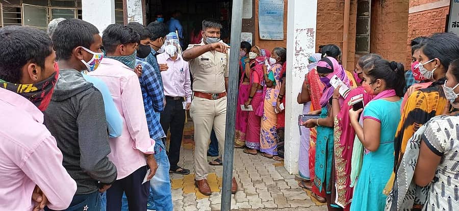 ಮುಗಳಖೋಡ ಸರ್ಕಾರಿ ಆಸ್ಪತ್ರೆಯಲ್ಲಿ ಕೋವಿಡ್ ಲಸಿಕೆಗಾಗಿ ಜನರು ಕಾದಿದ್ದ ದೃಶ್ಯ
