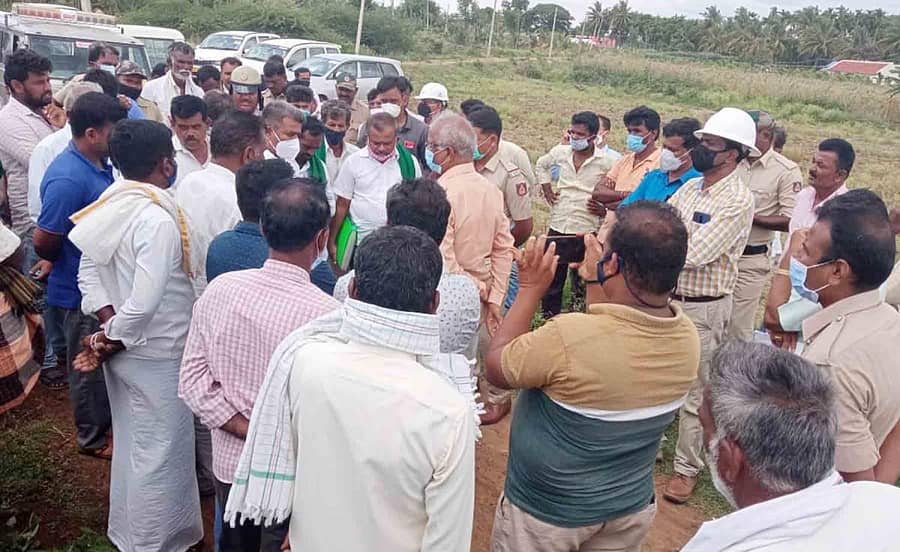 ಹಿರಿಯೂರು ತಾಲ್ಲೂಕಿನ ಜವನಗೊಂಡನಹಳ್ಳಿಯಲ್ಲಿ ಶುಕ್ರವಾರ ಹಿಂದೂಸ್ಥಾನ್ ಪೆಟ್ರೋಲಿಯಂ ಕಂಪನಿಯವರು ಪೈಪ್ಲೈನ್ ಅಳವಡಿಸಲು ಬೆಳೆಗಳನ್ನು ಹಾಳು ಮಾಡಿದ್ದಾರೆ ಎಂದು ಆರೋಪಿಸಿ ರೈತರು ಪ್ರತಿಭಟನೆ ನಡೆಸಿದರು