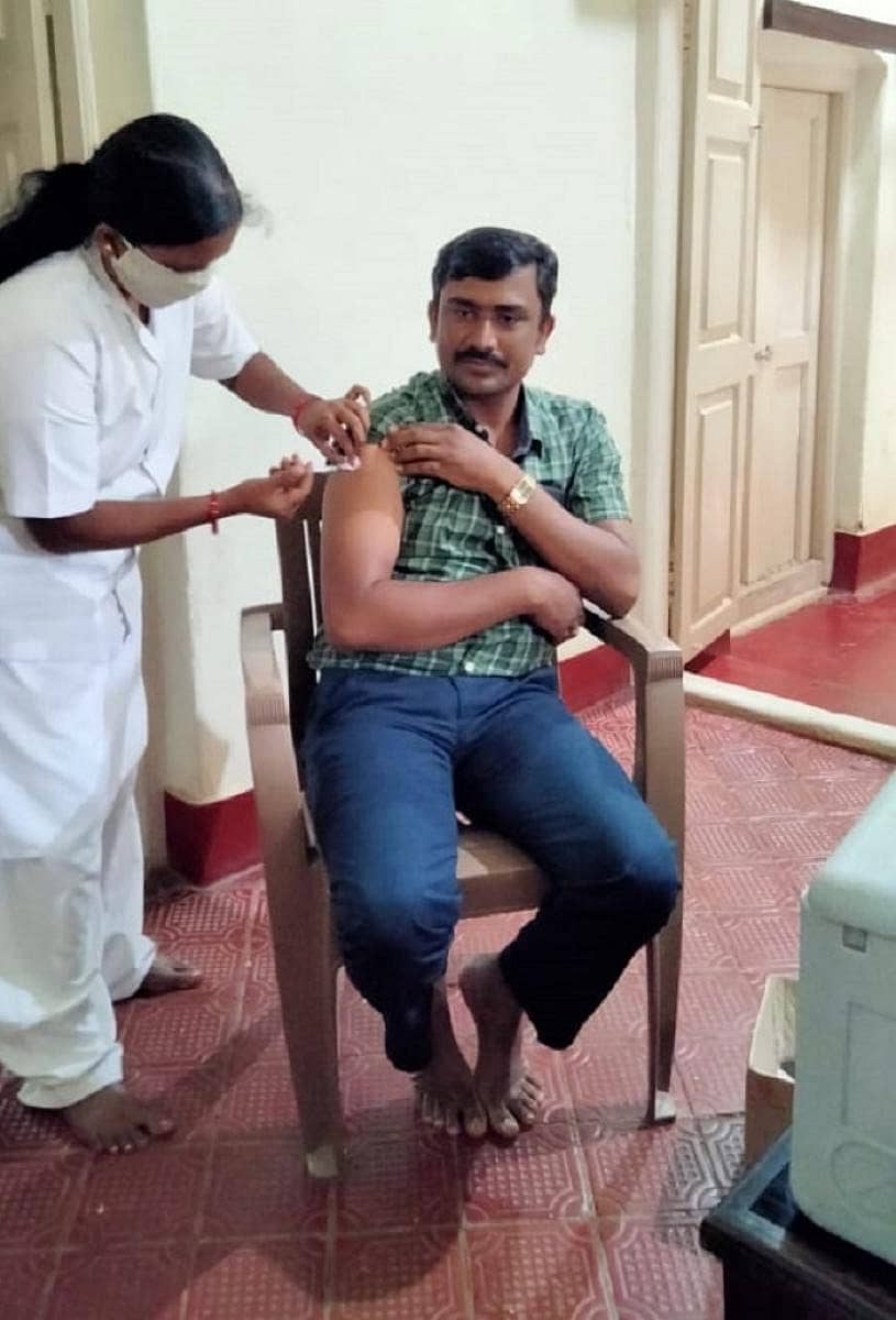 ಬಿಆರ್ಟಿ ಹುಲಿಸಂರಕ್ಷಿತ ಪ್ರದೇಶದ ಸಿಬ್ಬಂದಿಗಾಗಿ ಇತ್ತಿಚೆಗೆ ಹಮ್ಮಿಕೊಂಡಿದ್ದ ಲಸಿಕಾ ಅಭಿಯಾನದಲ್ಲಿ ಸಿಬ್ಬಂದಿಯೊಬ್ಬರು ಲಸಿಕೆ ಹಾಕಿಸಿಕೊಂಡರು