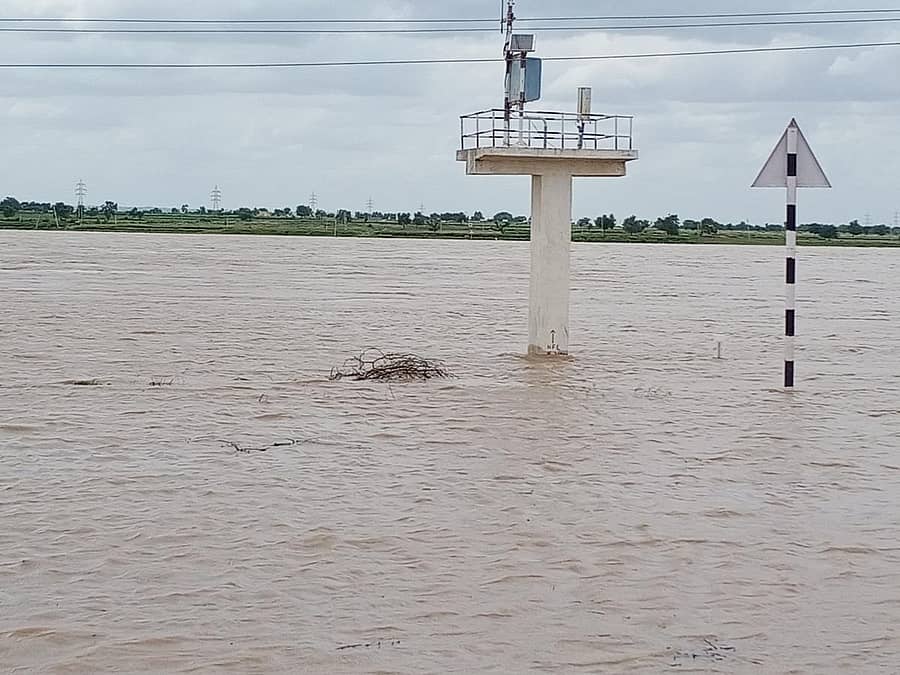 ದೇವದುರ್ಗ ತಾಲ್ಲೂಕಿನ ಜೋಳದಹೆಡಗಿ ಬಳಿ ಕೃಷ್ಣಾನದಿಯಲ್ಲಿರುವ ಪ್ರವಾಹ ಮಾಪಕ
