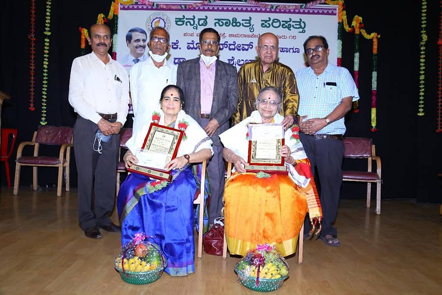 ಕನ್ನಡ ಸಾಹಿತ್ಯ ಪರಿಷತ್ತು ನಗರದಲ್ಲಿ ಶುಕ್ರವಾರ ಆಯೋಜಿಸಿದ ಕಾರ್ಯಕ್ರಮದಲ್ಲಿ ‘ಕೆ. ಮೋಹನ್ದೇವ್ ಆಳ್ವ ಹಾಗೂ ಡಾ.ಎಂ.ಕೆ. ಶೈಲಜಾ ಆಳ್ವ ದತ್ತಿ ಪ್ರಶಸ್ತಿ’ಯನ್ನು ಗಾಯಕರಾದ ಬಿ.ಕೆ. ಸುಮಿತ್ರಾ ಮತ್ತು ಪ್ರೊ.ಟಿ.ಎನ್. ಪದ್ಮಾ ಅವರಿಗೆ ಪ್ರದಾನ ಮಾಡಲಾಯಿತು. ಪರಿಷತ್ತಿನ ಗೌರವ ಕಾರ್ಯದರ್ಶಿ ಪದ್ಮರಾಜ ದಂಡಾವತಿ, ಗೌರವ ಕೋಶಾಧ್ಯಕ್ಷ ಪಿ. ಮಲ್ಲಿಕಾರ್ಜುನಪ್ಪ, ಮನು ಬಳಿಗಾರ್, ಕೆ. ಮೋಹನ್ದೇವ ಆಳ್ವ ಹಾಗೂ ಗೌರವ ಕಾರ್ಯದರ್ಶಿ ಕೆ. ರಾಜಕುಮಾರ್ ಇದ್ದರು.