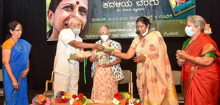 ಮಂಗಳ ಬಳಗ ಹಾಗೂ ಮಹಾರಾಜ ಕಾಲೇಜು ವಿದ್ಯಾರ್ಥಿ ಬಳಗದ ವತಿಯಿಂದ ನಗರದ ರಮಾಗೋವಿಂದ ರಂಗಮಂದಿರದಲ್ಲಿ ಶನಿವಾರ ಆಯೋಜಿಸಿದ್ದ ಕಾರ್ಯಕ್ರಮದಲ್ಲಿ ‘ಕದಳಿಯ ಬೆರಗು’ ಕೃತಿಯನ್ನು ಹೋರಾಟಗಾರ ಪ.ಮಲ್ಲೇಶ್ ಬಿಡುಗಡೆ ಮಾಡಿದರು. ಮೀನಾ ಮೈಸೂರು, ಚ.ಸರ್ವಮಂಗಳ, ಡಾ.ಪದ್ಮಾಶೇಖರ್, ಪ್ರತಿಭಾ ನಂದಕುಮಾರ್ ಇದ್ದರು