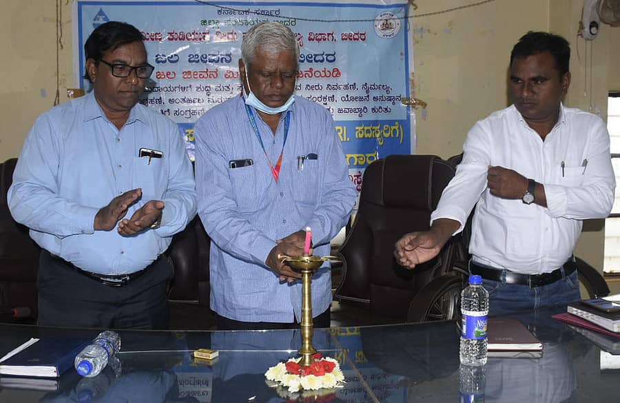 ಬೀದರ್ ತಾಲ್ಲೂಕು ಪಂಚಾಯಿತಿಯಲ್ಲಿ ನಡೆದ ಪಂಚಾಯತ್ರಾಜ್ ಸಂಸ್ಥೆಗಳ ಸದಸ್ಯರ ತರಬೇತಿ ಕಾರ್ಯಾಗಾರವನ್ನು ಗಾಮೀಣ ಕುಡಿಯುವ ನೀರು ಮತ್ತು ನೈರ್ಮಲ್ಯ ಇಲಾಖೆಯ ಬೀದರ್ ಉಪ ವಿಭಾಗದ ಸಹಾಯಕ ಕಾರ್ಯನಿರ್ವಾಹಕ ಎಂಜಿನಿಯರ್ ಅಶೋಕ ವಂಗಪಲ್ಲಿ ಉದ್ಘಾಟಿಸಿದರು. ಡಾ. ನಂದಕುಮಾರ ತಾಂದಳೆ, ಶರತಕುಮಾರ ಇದ್ದರು