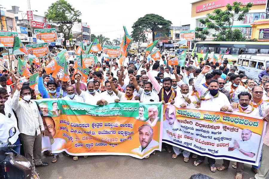 ಶಾಸಕ ನೆಹರು ಓಲೇಕಾರ ಅವರಿಗೆ ನೂತನ ಸಚಿವ ಸಂಪುಟದಲ್ಲಿ ಸ್ಥಾನ ನೀಡಬೇಕು ಎಂದು ಆಗ್ರಹಿಸಿ, ಬಿಜೆಪಿ ಕಾರ್ಯಕರ್ತರು ಮತ್ತು ಅಭಿಮಾನಿಗಳು ಹಾವೇರಿ ನಗರದಲ್ಲಿ ಶನಿವಾರ ಜಾಥಾ ನಡೆಸಿದರು –ಪ್ರಜಾವಾಣಿ ಚಿತ್ರ