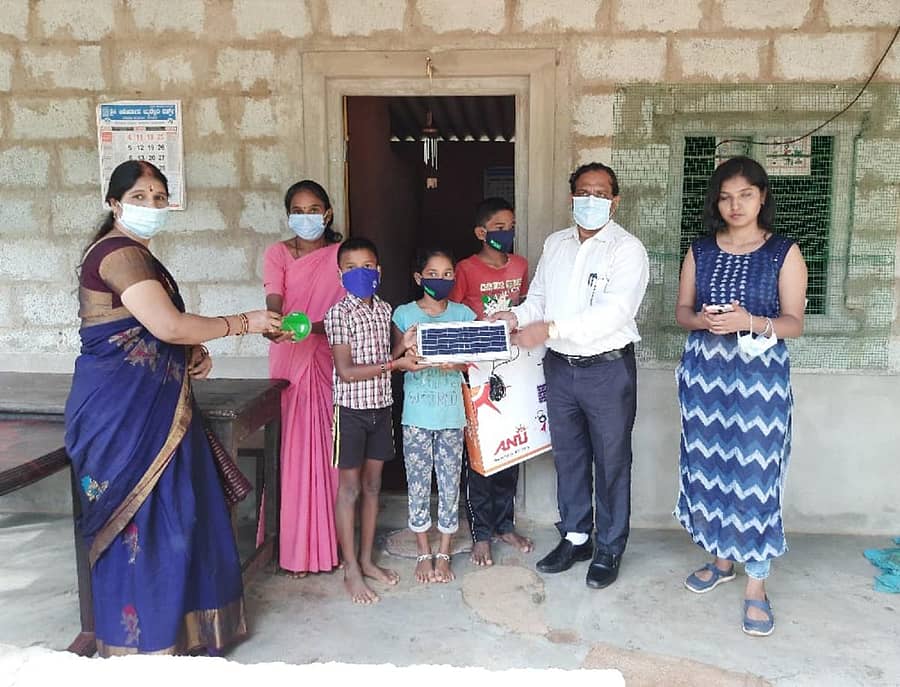 ಪ್ರಜಾವಾಣಿಯಲ್ಲಿ ಸುದ್ದಿ ಪ್ರಕಟವಾದ ಬೆನ್ನಲ್ಲೆ ಶನಿವಾರ ಡಿಡಿಪಿಐ ಎನ್.ಎಚ್.ನಾಗೂರ ಅವರು ಮುರಾರಿ ಮರಾಠಿ ಅವರ ಮನೆಗೆ ತೆರಳಿ ಸೋಲಾರ್ ಉಪಕರಣದ ನೆರವು ನೀಡಿದರು.