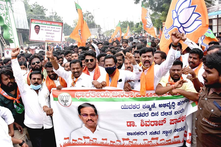 ಶಾಸಕ ಡಾ.ಶಿವರಾಜ ಪಾಟೀಲರಿಗೆ ಸಚಿವ ಸಂಪುಟದಲ್ಲಿ ಸಚಿವ ಸ್ಥಾನ ನೀಡುವಂತೆ ಒತ್ತಾಯಿಸಿ ರಾಯಚೂರಿನಲ್ಲಿ ಬಿಜೆಪಿ ನಗರ ಘಟಕದ ವತಿಯಿಂದ ಕಾರ್ಯಕರ್ತರು ಶನಿವಾರ ಪಾದಯಾತ್ರೆ ನಡೆಸಿದರು