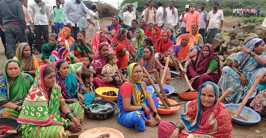 ತೆಲಸಂಗ ಸಮೀಪದ ಕನ್ನಾಳ ಗ್ರಾಮ ಪಂಚಾಯ್ತಿ ಎದುರು ಮಹಿಳೆಯರು ಕೂಲಿಗೆ ಆಗ್ರಹಿಸಿ ಶನಿವಾರ ಪ್ರತಿಭಟನೆ ನಡೆಸಿದರು