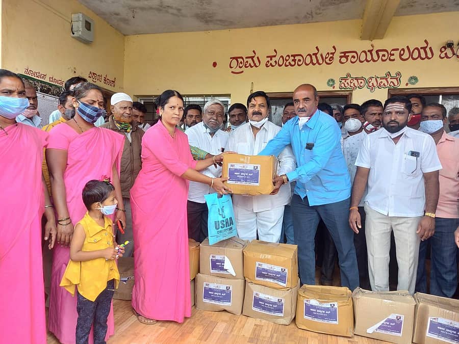 ನಾಗರಮುನ್ನೋಳಿ ಸಮೀಪದ ಬಂಬಲವಾಡ ಗ್ರಾಮದಲ್ಲಿ ಆಶಾ ಕಾರ್ಯಕರ್ತೆಯರು ಹಾಗೂ ಕಟ್ಟಡ ಕಾರ್ಮಿಕರಿಗೆ ದಿನಸಿ ಕಿಟ್‌ ವಿತರಣೆಗೆ ಶಾಸಕ ಡಿ.ಎಂ. ಐಹೊಳೆ ಚಾಲನೆ ನೀಡಿದರು