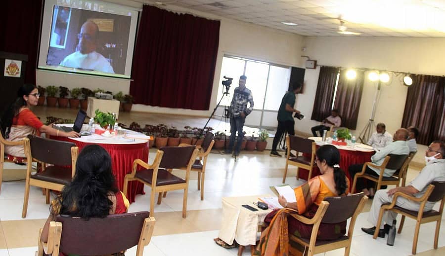 ಹುಬ್ಬಳ್ಳಿಯ ಕಾಡಸಿದ್ಧೇಶ್ವರ ಕಲಾ ಮಹಾವಿದ್ಯಾಲಯದಲ್ಲಿ ಶನಿವಾರ ಆನ್‌ಲೈನ್‌ ಮೂಲಕ ಕೆಎಲ್‌ಇ ತಾಂತ್ರಿಕ ವಿಶ್ವವಿದ್ಯಾಲಯದ ಕುಲಪತಿ  ಡಾ.ಅಶೋಕ ಶೆಟ್ಟರ್ ಮಾತನಾಡಿದರು