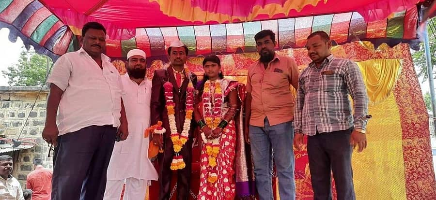 ಆಲಮೇಲ ಪಟ್ಟಣದಲ್ಲಿ ಅನಾಥ ಪೂಜಾಳ ವಿವಾಹವನ್ನು ಹಿಂದೂ ಸಂಪ್ರದಾಯದಂತೆ ನೆರವೇರಿಸಿದ ಮುಸ್ಲಿಂ ಮುಖಂಡ ಮಹಿಬೂಬ ಮಸಳಿ ಹಾಗೂ ಬಡಾವಣೆಯ ಮುಖಂಡರು