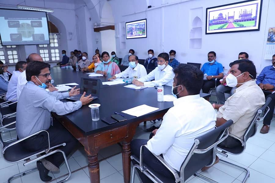 ವಿಜಯಪುರ ಜಿಲ್ಲಾಧಿಕಾರಿಗಳ ಕಚೇರಿ ಸಭಾಂಗಣದಲ್ಲಿ ಶನಿವಾರ ನಡೆದ ಜಿಲ್ಲಾ ಮಟ್ಟದ ಲಸಿಕಾ ಕಾರ್ಯಪಡೆ ಸಭೆಯಲ್ಲಿ ಜಿಲ್ಲಾಧಿಕಾರಿ ಪಿ.ಸುನೀಲ್‌ ಕುಮಾರ್ ಮಾತನಾಡಿದರು