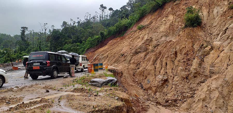 ಶಿರಾಡಿ ಘಾಟಿಯಲ್ಲಿ ತಡೆಗೋಡೆ ಇಲ್ಲದಿರುವುದರಿಂದ ಗುಡ್ಡದ ಮಣ್ಣು ಕುಸಿದು ರಸ್ತೆಯ ಮೇಲೆ ಬೀಳುತ್ತಿದೆ.