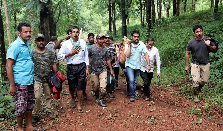 ಭೂಕುಸಿತಕ್ಕೆ ಒಳಗಾಗಿ ರಸ್ತೆ ಸಂಪರ್ಕ ಕಡಿದುಕೊಂಡಿರುವ ಯಲ್ಲಾಪುರ ತಾಲ್ಲೂಕಿನ ಕಳಚೆಯಲ್ಲಿ ರೋಗಿಯೊಬ್ಬರನ್ನು ಜೋಳಿಗೆಯಲ್ಲಿ ಹೊತ್ತುಕೊಂಡು ಬರುತ್ತಿರುವುದು – ಪ್ರಜಾವಾಣಿ ಚಿತ್ರ: ದಿಲೀಪ ರೇವಣಕರ್.