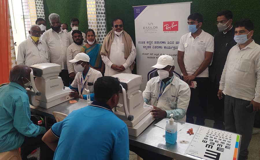ಕಣ್ಣಿನ ತಪಾಸಣೆ ಶಿಬಿರವನ್ನು ರಾಜ್ಯ ಯೋಜನಾ ಆಯೋಗದ ಉಪಾಧ್ಯಕ್ಷ ಬಿ.ಜೆ.ಪುಟ್ಟಸ್ವಾಮಿ ವೀಕ್ಷಿಸಿದರು. ಎಸ್ಸಿಲಾರ್ ಫೌಂಡೇಷನ್‌ನ ಮಹೇಶ್, ಪರಿಶಿಷ್ಟ ಜಾತಿ ಮತ್ತು ಪಂಗಡಗಳ ಆಯೋಗದ ಸದಸ್ಯ ಎಚ್‌.ವೆಂಕಟೇಶ್‌ ದೊಡ್ಡೇರಿ, ರಾಮಲಿಂಗಪ್ಪ, ರಂಗರಾಜು ಇದ್ದಾರೆ.