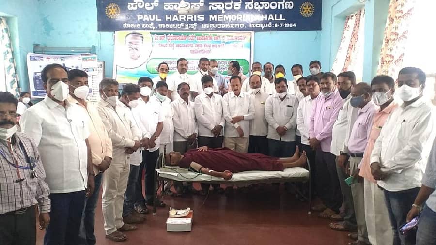 ನಳಂದ ಬೌದ್ಧವಿಶ್ವವಿದ್ಯಾಲಯದ ಬಂತೆ ಬೋಧಿದತ್ತ ಥೇರಾ ಅವರು ರಕ್ತದಾನ ಮಾಡುವ ಮೂಲಕ ರಕ್ತದಾನ ಶಿಬಿರಕ್ಕೆ ಚಾಲನೆ ನೀಡಿದರು