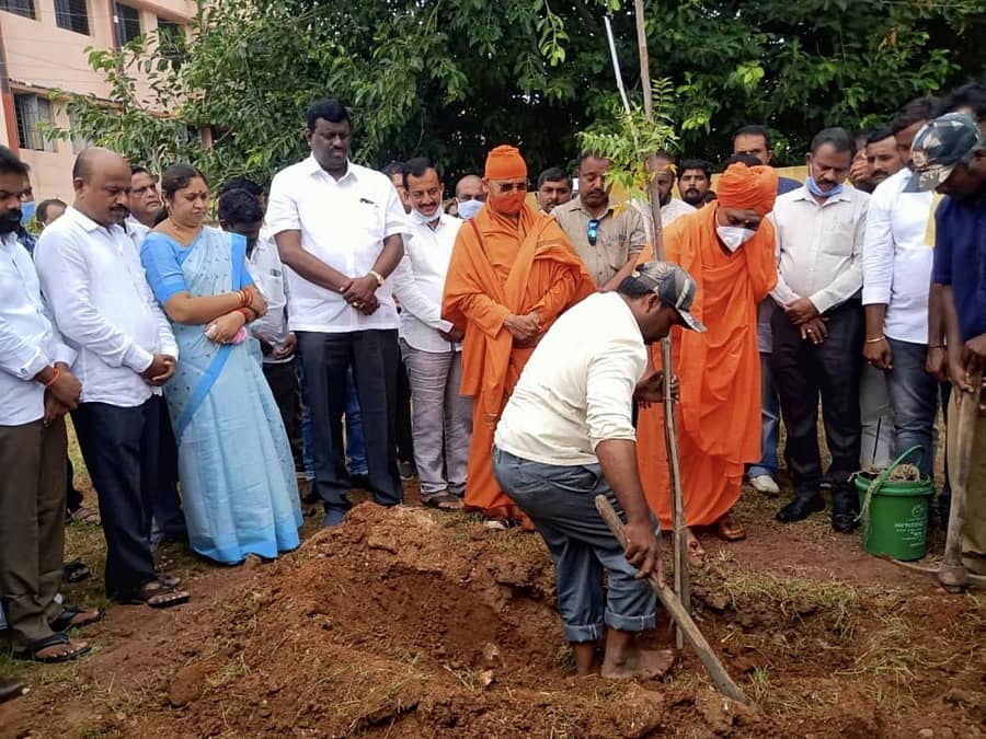 ಕೊಪ್ಪಳದ ತಾಲ್ಲೂಕು ಕ್ರೀಡಾಂಗಣದಲ್ಲಿ ಶನಿವಾರ ಗವಿಮಠದಿಂದ ಸಸಿ ನೆಡುವ ಕಾರ್ಯಕ್ಕೆ ಅಭಿನವ ಗವಿಸಿದ್ಧೇಶ್ವರ ಸ್ವಾಮೀಜಿ ಚಾಲನೆ ನೀಡಿದರು