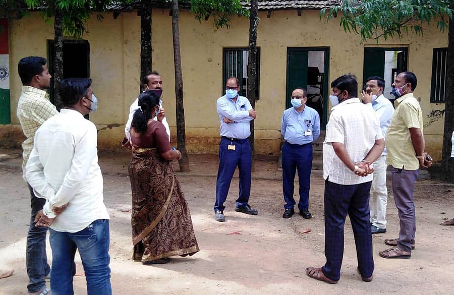 ಚನ್ನಪಟ್ಟಣ ತಾಲ್ಲೂಕಿನ ಕೂಡ್ಲೂರು ಸರ್ಕಾರಿ ಶಾಲಾ ಕಟ್ಟಡವನ್ನು ಶಿಕ್ಷಣ ಇಲಾಖೆಯ ಅಧಿಕಾರಿಗಳು ಪರಿಶೀಲಿಸಿದರು