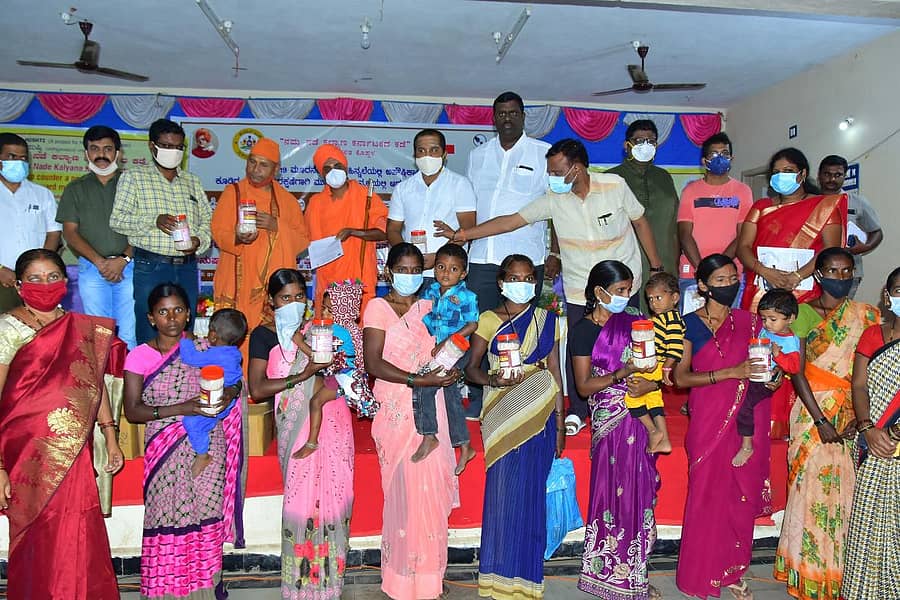 ಕೊಪ್ಪಳದಲ್ಲಿ ಶನಿವಾರ ಸರ್ಕಾರಿ ನೌಕರರ ಭವನದಲ್ಲಿ ನಡೆದ ಕಾರ್ಯಕ್ರಮದಲ್ಲಿ ಅಪೌಷ್ಟಿಕ ಮಕ್ಕಳಿಗೆ ಪೌಷ್ಟಿಕ ಆಹಾರ ಕಿಟ್ ನೀಡಲಾಯಿತು