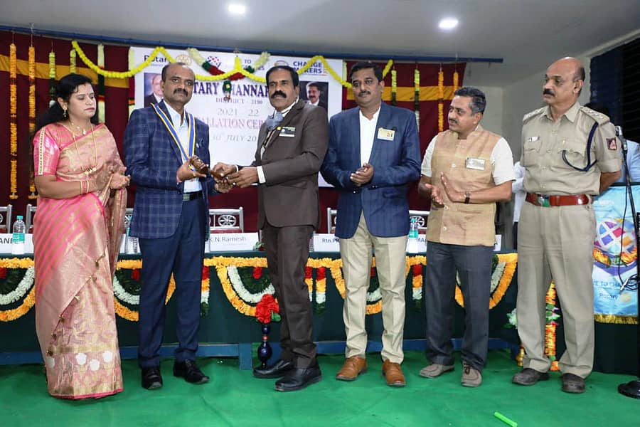 ಚನ್ನಪಟ್ಟಣದಲ್ಲಿ ನಡೆದ ಕಾರ್ಯಕ್ರಮದಲ್ಲಿ ರೋಟರಿ ಸಂಸ್ಥೆಯ ನೂತನ ಅಧ್ಯಕ್ಷ ಎಂ.ಕೆ. ನಿಂಗಪ್ಪ ಅಧಿಕಾರ ಸ್ವೀಕರಿಸಿದರು