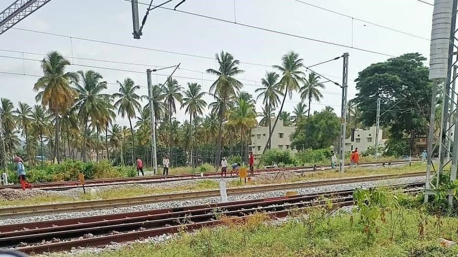 ರೈಲ್ವೆ ಹಳಿ ಸಮತಟ್ಟು ಕಾಮಗಾರಿಯಲ್ಲಿ ತೊಡಗಿಸಿಕೊಂಡಿದ್ದ ಮಕ್ಕಳು ಹಾಗೂ ಅವರ ಪೋಷಕರು