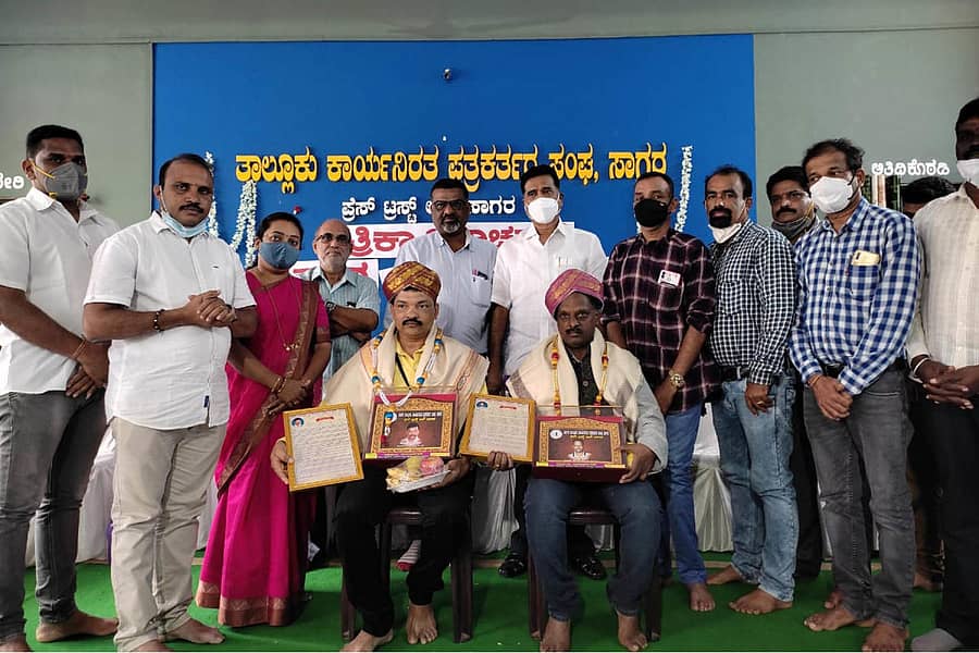 ಸಾಗರದಲ್ಲಿ ತಾಲ್ಲೂಕು ಕಾರ್ಯನಿರತ ಪತ್ರಕರ್ತರ ಸಂಘ ಏರ್ಪಡಿಸಿದ್ದ ಪತ್ರಿಕಾ ದಿನಾಚರಣೆಯಲ್ಲಿ ಹಿರಿಯ ಪತ್ರಕರ್ತರಾದ ಎಸ್.ವಿ.ಹಿತಕರ ಜೈನ್, ಪ್ರಶಾಂತ್ ಬಾಬು ಅವರನ್ನು ಸನ್ಮಾನಿಸಲಾಯಿತು. ಶಾಸಕ ಎಚ್. ಹಾಲಪ್ಪ ಹರತಾಳು ಇದ್ದರು.