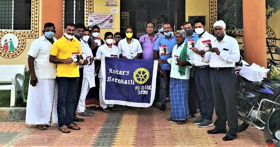 ಹಾರೋಹಳ್ಳಿ ರೋಟರಿ ಸಂಸ್ಥೆಯಿಂದ ಪಡುವಣಗೆರೆ ಪಿಎಚ್ಸಿಗೆ ಪಲ್ಸ್ ಆಕ್ಸಿಮೀಟರ್ ಮತ್ತು ಎನ್–-95 ಮಾಸ್ಕ್ ವಿತರಿಸಿದ ರೋಟರಿ ಪದಾಧಿಕಾರಿಗಳು