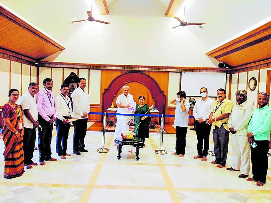 ಜನಜಾಗೃತಿ ವೇದಿಕೆಯ ಬೆಳ್ತಂಗಡಿ ಪ್ರಾದೇಶಿಕ ವಿಭಾಗದ ವಾರ್ಷಿಕ ವರದಿ ಮತ್ತು ಪ್ರಾಕೃತಿಕ ದುರಂತಗಳು ಹಾಗೂ ನಿರ್ವಹಣೆ ಬಗ್ಗೆ ಮಾಹಿತಿ ಕೈಪಿಡಿಯನ್ನು ಧರ್ಮಾಧಿಕಾರಿ ಡಿ. ವೀರೇಂದ್ರ ಹೆಗ್ಗಡೆ ಧರ್ಮಸ್ಥಳದಲ್ಲಿ ಬಿಡುಗಡೆಗೊಳಿಸಿದರು. ಹೇಮಾವತಿ ಹೆಗ್ಗಡೆ ಇದ್ದರು.