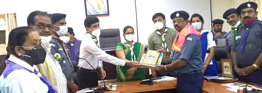 ಚಿತ್ರದುರ್ಗದಲ್ಲಿ ಭಾರತ್ ಸ್ಕೌಟ್ಸ್ ಮತ್ತು ಗೈಡ್ಸ್ನಿಂದ ಶನಿವಾರ ನಡೆದ ಕಾರ್ಯಕ್ರಮದಲ್ಲಿ ಸಂಸ್ಥೆಯ ಶಿಕ್ಷಕರಿಗೆ ಜಿಲ್ಲಾ ಪಂಚಾಯಿತಿ ಮುಖ್ಯ ಕಾರ್ಯನಿರ್ವಹಣಾಧಿಕಾರಿ ಡಾ.ಕೆ.ನಂದಿನಿದೇವಿ, ಹೆಚ್ಚುವರಿ ಜಿಲ್ಲಾಧಿಕಾರಿ ಬಾಲಕೃಷ್ಣ ಸನ್ಮಾನಿಸಿದರು. ಜಿಲ್ಲಾ ಆರೋಗ್ಯಾಧಿಕಾರಿ ಡಾ.ಆರ್.ರಂಗನಾಥ್ ಇದ್ದರು.