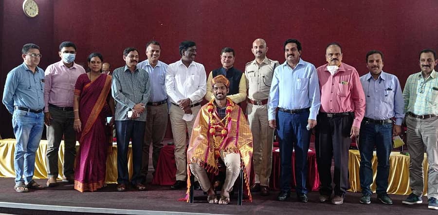 ಕೋವಿಡ್ ನೋಡಲ್ ಅಧಿಕಾರಿಯಾಗಿ ಕಾರ್ಯನಿರ್ವಹಿಸಿ, ಈಗ ಬಡ್ತಿಯೊಂದಿಗೆ ವರ್ಗಾವಣೆ ಹೊಂದಿರುವ ಪ್ರಮೋದ ನಾಯಕ ಅವರನ್ನು ಸನ್ಮಾನಿಸಲಾಯಿತು